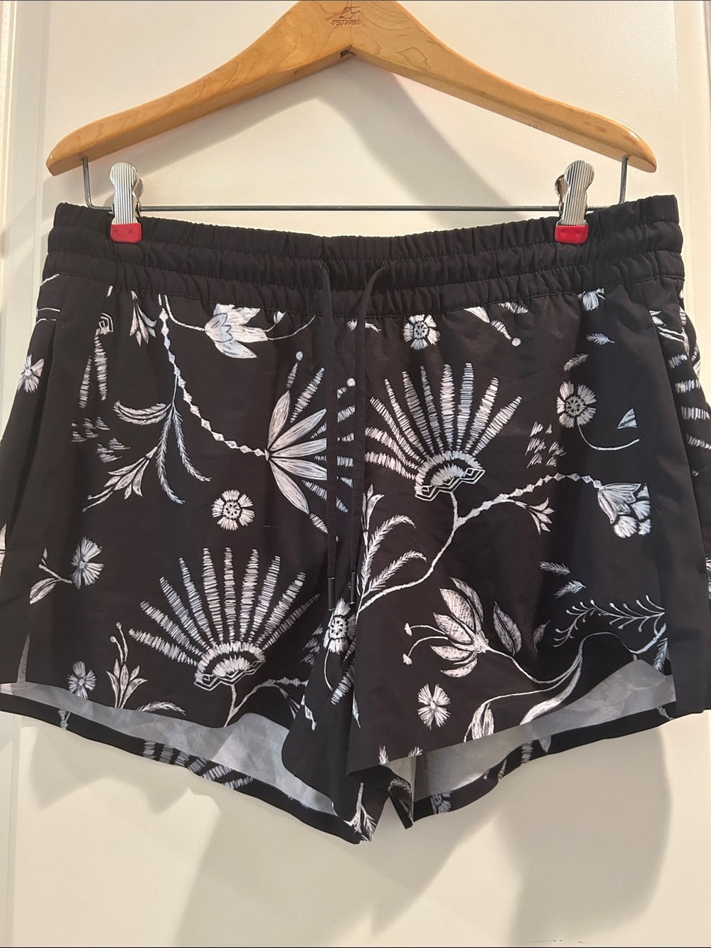 Athleta Floral Athletic Shorts drawstring elastic waistband pockets size 10